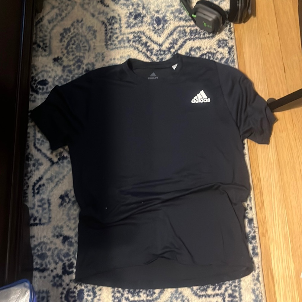 Adidas tee size M good condition